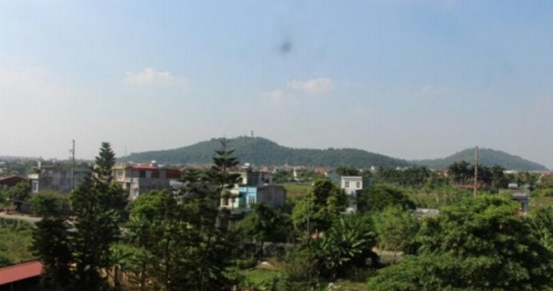 Mối nguy hiểm tiềm ẩn khi người dân tự ý đào chân đồi làm nhà mặt đường dẫn đến sạt lở.